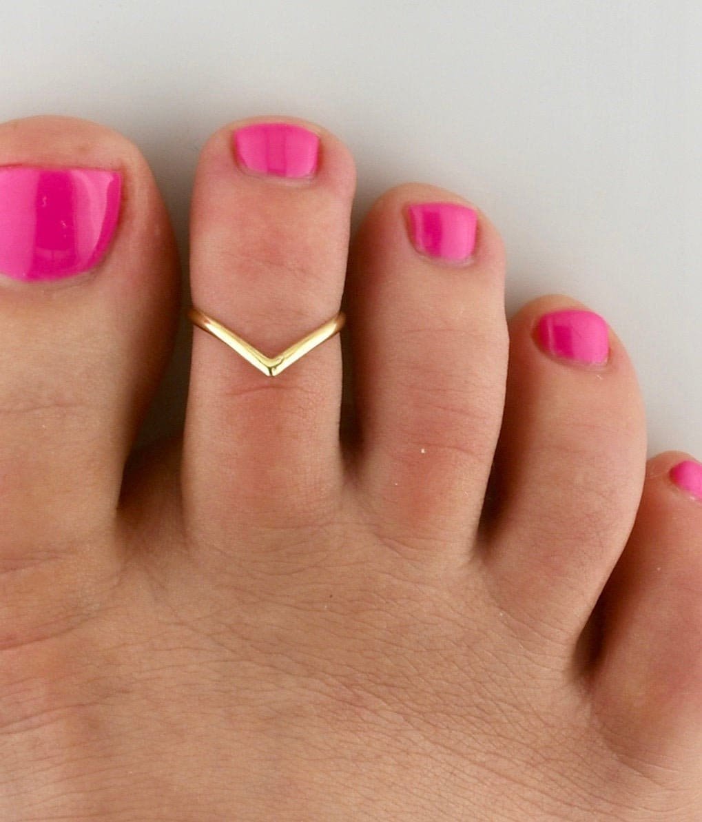 The V - Adjustable Toe Ring - TRA14